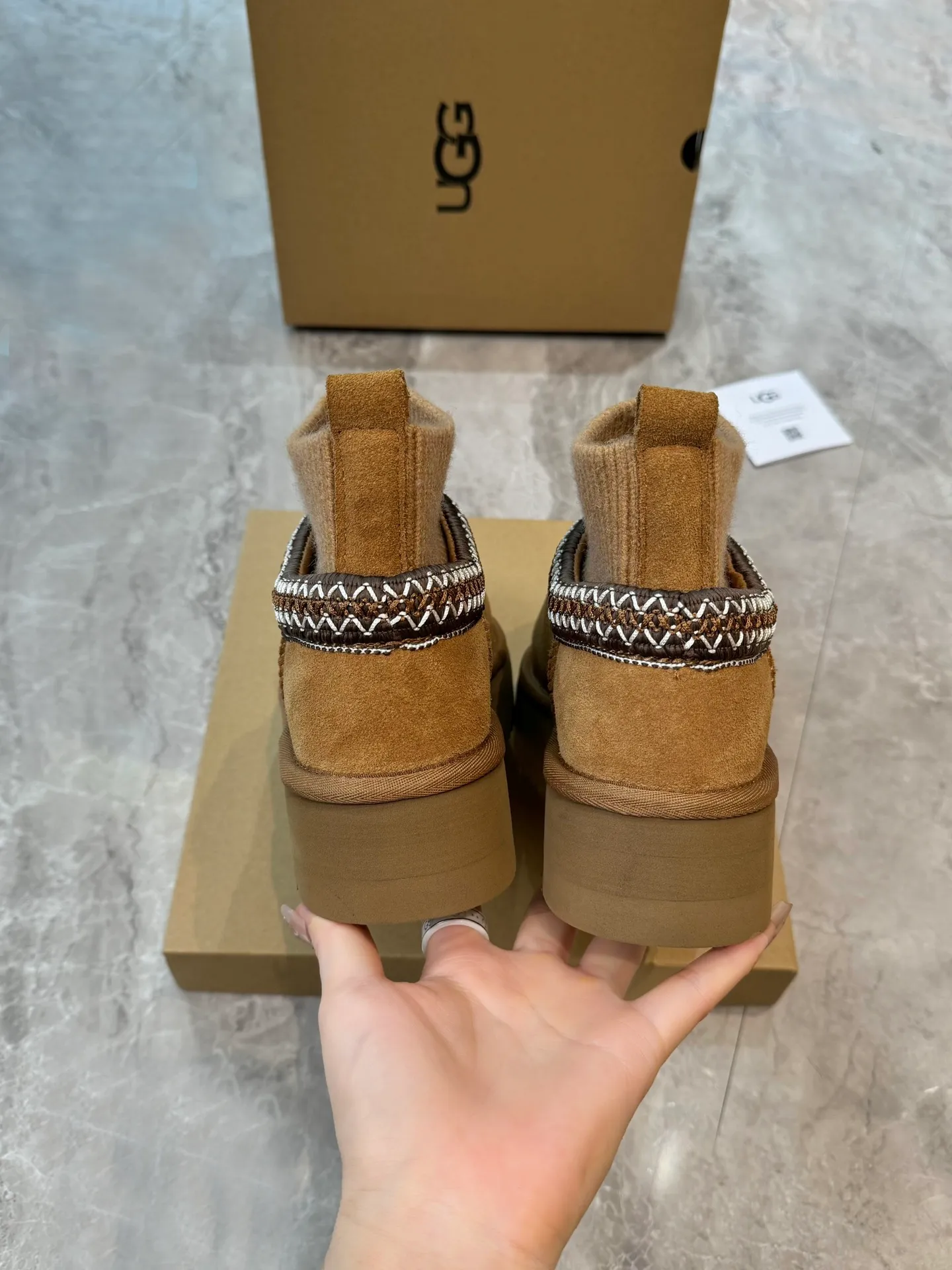 Self-pickup 💰520 New snow boots 1125956 Ethnic style plus sock cover, the sock cover is inserted into the wool. The surface is made of imported silk cow suede, and the inner part is made of Longfeng fur. Foam outsole has light anti-slip characteristics. Four colors, 35-40